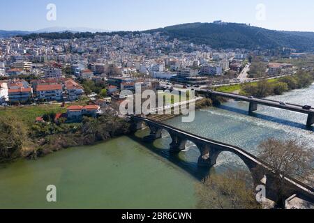 Il Ponte di Arta è un vecchio ponte di pietra che attraversa il fiume Arachthos, nella parte occidentale della città di Arta, in Grecia. Foto Stock