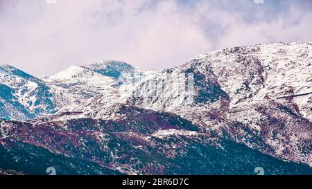 Monte Kangchendzonga con sparse nubi in alto. Bel paesaggio fotografia di sfondo. Foto Stock