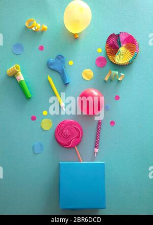 Concetto di compleanno con confezione regalo e coriandoli. Compleanno baloons e candele Foto Stock