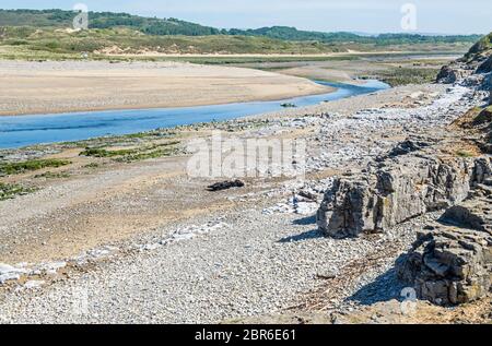 Guardando il fiume Ogmore dalla spiaggia di Ogmore sulla Glamorgan Heritage Coast, Galles meridionale. Era una giornata soleggiata e luminosa a maggio in Springtime. Foto Stock