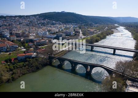 Il Ponte di Arta è un vecchio ponte di pietra che attraversa il fiume Arachthos, nella parte occidentale della città di Arta, in Grecia. Foto Stock