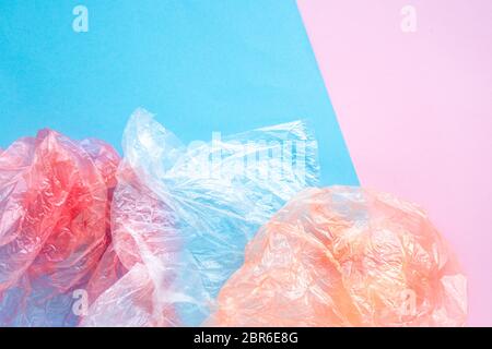 Colorate, sgualciti di sacchetti di plastica isolati su sfondo bianco con  percorso di clipping incluso Foto stock - Alamy