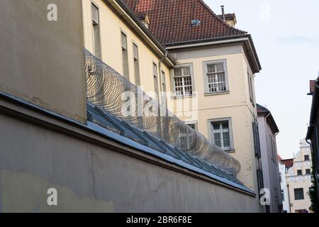 Impianto di correzzione a Lüneburg con il filo spinato e la torre di guardia della prigione Foto Stock