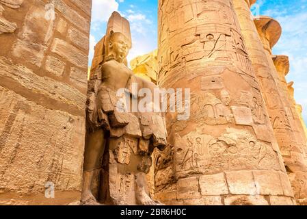 Colonne con hyerogliphs e rovinato satue nel Tempio di Karnak di Luxor, Egitto Foto Stock