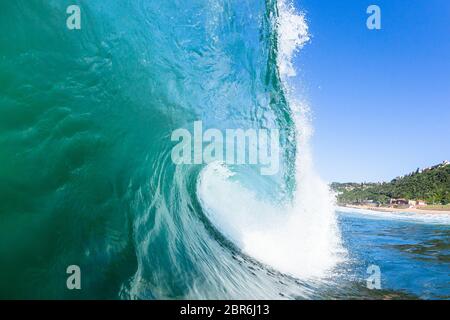 Ocean nuoto acqua foto all'interno di cave onda crash. Foto Stock