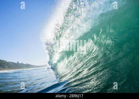 Ocean nuoto acqua foto all'interno di cave onda crash. Foto Stock