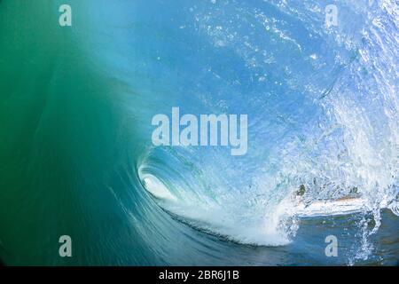 Ocean nuoto acqua foto all'interno di cave onda crash. Foto Stock