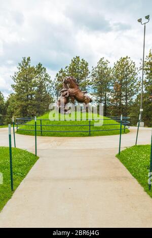 Scultura in bronzo in monumento a cavallo pazzo, South Dakota, usa. Solo per uso editoriale -06/26/15 Foto Stock