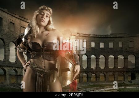 Antica donna guerriero o gladiatore che posa nell'arena Foto Stock