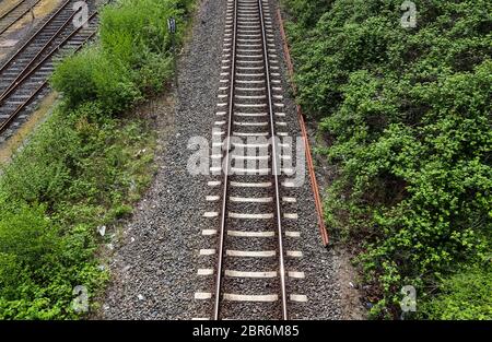 Binari ferroviari in una prospettiva che si trova in Europa Foto Stock