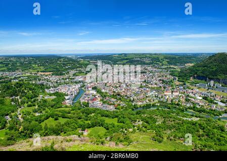 Panorama della città di Lourdes, famoso per il suo pellegrinaggio, Francia Foto Stock