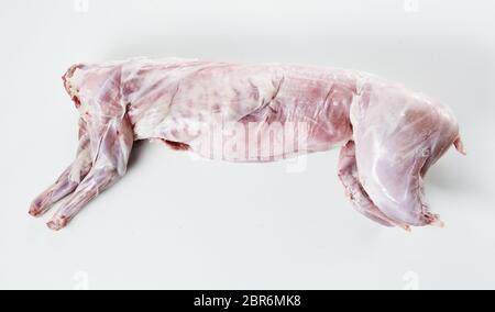 Spellate e pulite la carcassa di un coniglio selvatico pronto per la tostatura per un gourmet farina di carne di cervo giacente su bianco con spazio di copia Foto Stock