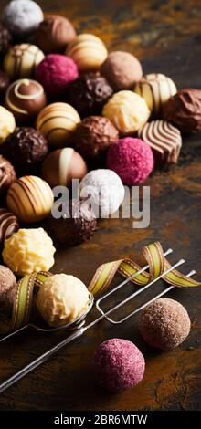 Panorama verticale banner di cioccolatini di lusso con festosa di nastro e filo di forcella di visualizzazione per il giorno di San Valentino o un evento speciale visto elevato angolo su rus Foto Stock