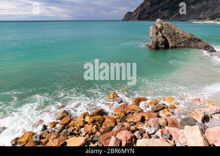 Vista su acqua e rocce, spiaggia soleggiata, paesaggio, cinque Terre, Italia Foto Stock