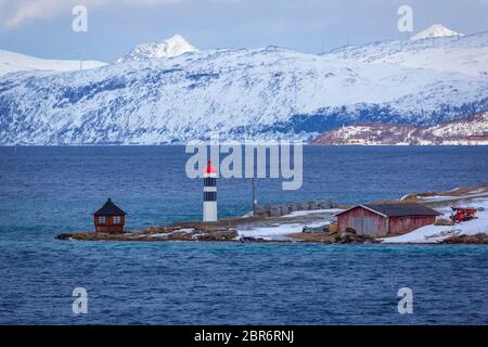 Naviga lungo un piccolo faro dopo Gibostad, in Norvegia settentrionale Foto Stock