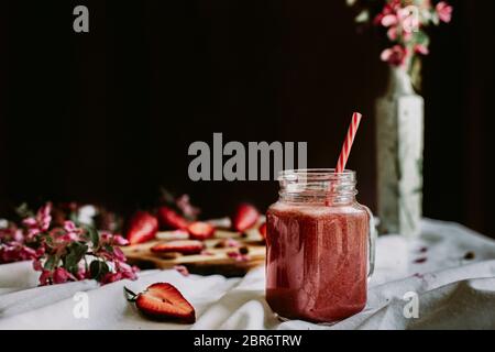 Smoothie sana di fragola in Mason un tazza del vaso Foto Stock