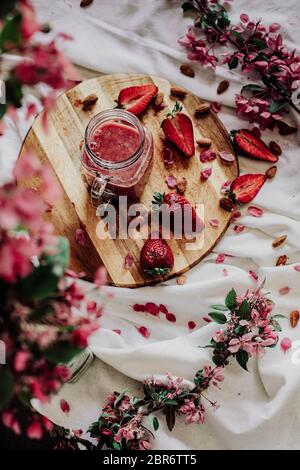 Smoothie sana di fragola in Mason un tazza del vaso Foto Stock