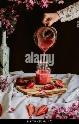 Smoothie sana di fragola in Mason un tazza del vaso Foto Stock