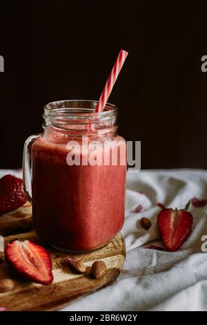 Smoothie sana di fragola in Mason un tazza del vaso Foto Stock