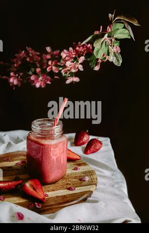 Smoothie sana di fragola in Mason un tazza del vaso Foto Stock