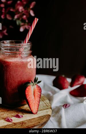 Smoothie sana di fragola in Mason un tazza del vaso Foto Stock