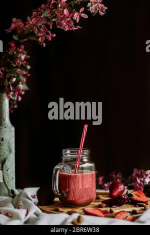 Smoothie sana di fragola in Mason un tazza del vaso Foto Stock