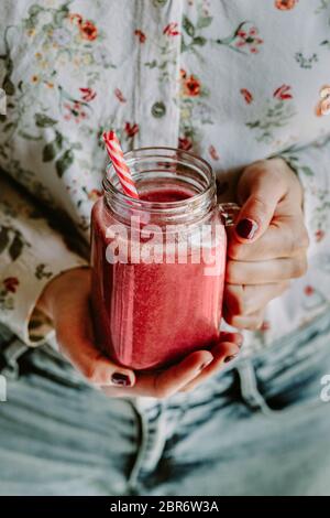 Smoothie sana di fragola in Mason un tazza del vaso Foto Stock