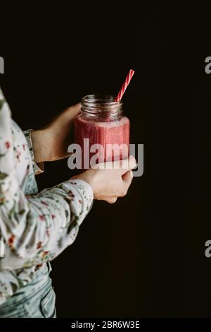 Smoothie sana di fragola in Mason un tazza del vaso Foto Stock