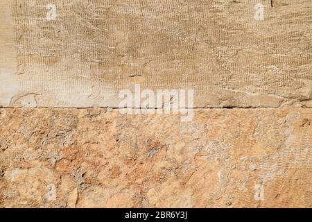 La consistenza dei prodotti trasformati a base di antiche blocco di marmo. Tracce di antichi strumenti sul marmo. Foto Stock