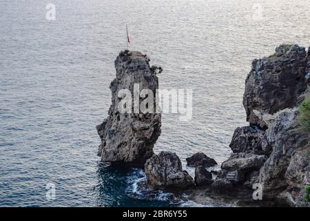 Scogliere calcaree dal mare. Battito delle onde sugli scogli. Foto Stock