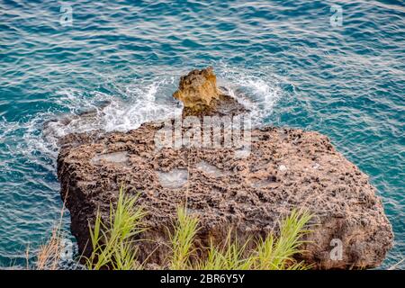 Scogliere calcaree dal mare. Battito delle onde sugli scogli. Foto Stock