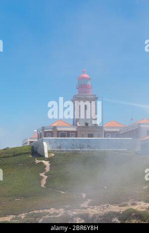 La punta occidentale dell Europa continentale sull'oceano Atlantico. Cabo da Roca estate nella nebbia Foto Stock