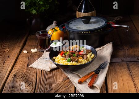 Fussili noodle con klaschise Piccante gulasch e paprica Foto Stock