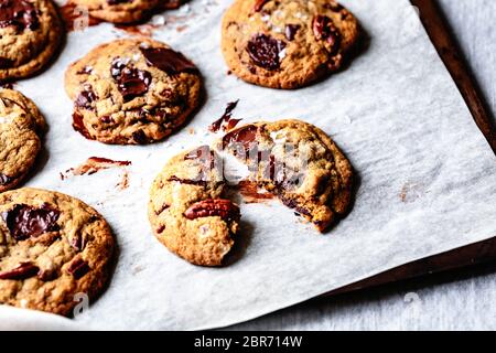 Cioccolato fuso su biscotti a doppio chip di cioccolato Closeup. Foto Stock