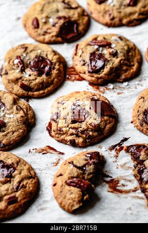 Cioccolato fuso su schegge di coccolato e cottoli di pecan. Foto Stock