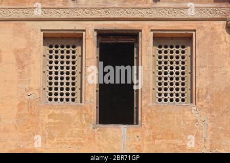 Windows al palazzo abbandonato in Il Cairo Egitto Foto Stock