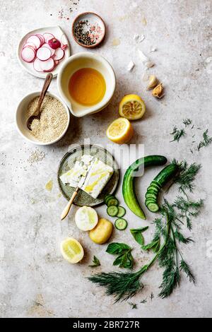 Ingredienti per insalata di cetrioli quinoa con rafano e feta. Foto Stock