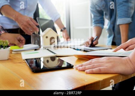 Architetti seduti attorno al tavolo avente diverse riunioni di brainstorming Concept Foto Stock