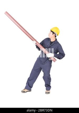 Giovani idraulico in unifrom tenendo il tubo in PVC isolato su sfondo bianco Foto Stock