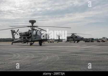 Soldati della Guardia Nazionale dell'Esercito degli Stati Uniti con la Compagnia D, 1-151st Battaglione di ricognizione dell'attacco, Guardia Nazionale del South Carolina, conducono un punto di armamento e rifornimento (FARP) alla base militare della Guardia Nazionale McEntire Joint, South Carolina, a sostegno di un esercizio di fuoco vivo a Poinsett Range, 13 maggio 2020. Il FARP è un'operazione essenziale per mantenere gli elicotteri Apache AH-64 armati e alimentati durante una missione. (STATI UNITI Guardia Nazionale dell'esercito foto di SPC. David Erskine, Guardia Nazionale del South Carolina) Foto Stock