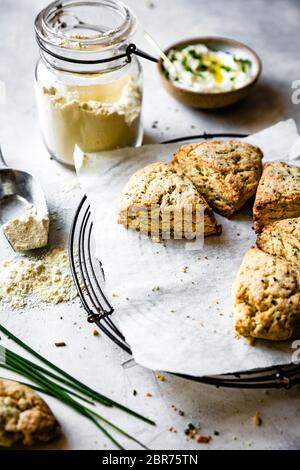 Focaccine di formaggio e erbe accanto a un vaso di farina di avena. Foto Stock