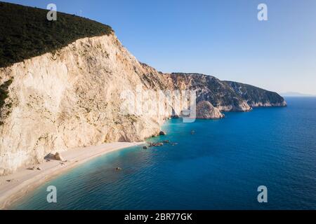 Vista aerea della famosa spiaggia di Porto Katsiki sull'isola di Lefkada nel Mar Ionio in Grecia. Spiaggia vuota di Lefkada Foto Stock