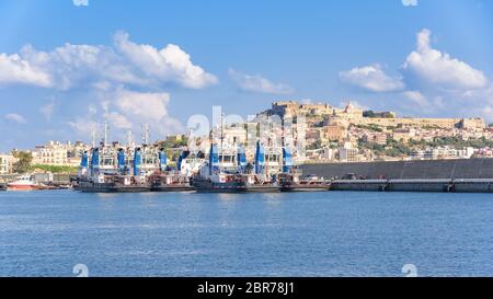 Rimorchiatori nel porto di Milazzo, Sicilia, Italia Foto Stock