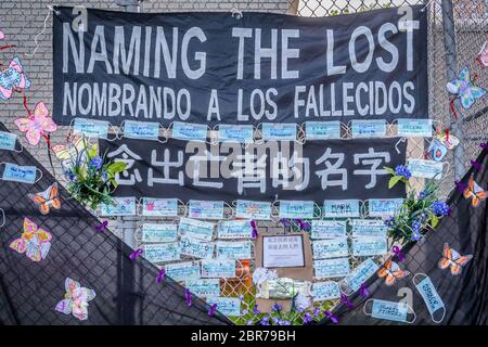 STATI UNITI. 19 maggio 2020. Pezzo centrale del memoriale del Bronx. Artisti e organizzatori volontari di New York City hanno messo in su memoriali fisici in tutti e cinque i distretti in connessione con Naming the Lost per onorare le vite perse a COVID-19 in solidarietà con gli americani in tutto il paese che hanno una veglia nazionale online per venire insieme in lutto per riconoscere e lamentare per le migliaia di vite perse durante la pandemia. (Foto di Erik McGregor/Sipa USA) Credit: Sipa USA/Alamy Live News Foto Stock