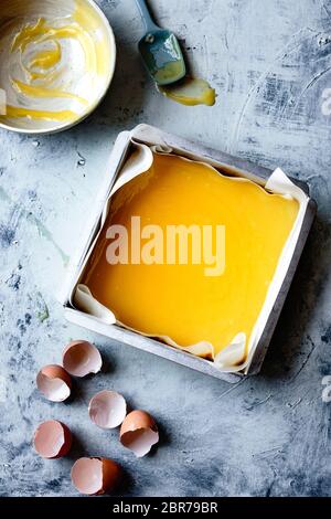 Preparazione di barrette di limone. Foto Stock