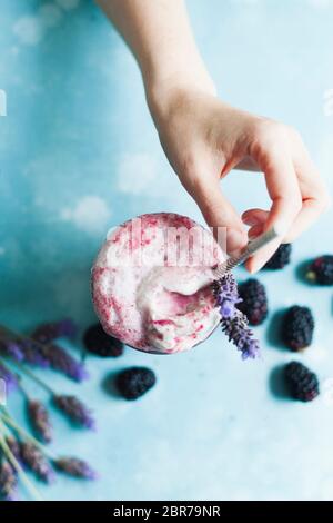 BlackBerry soda gelato galleggiante Foto Stock