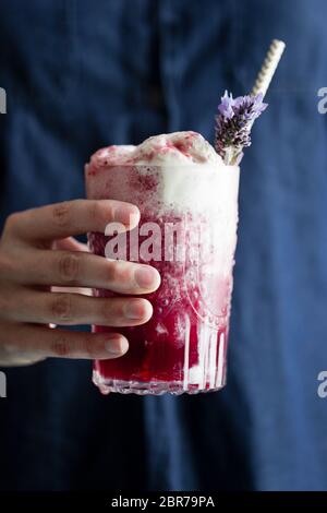 BlackBerry soda gelato galleggiante Foto Stock