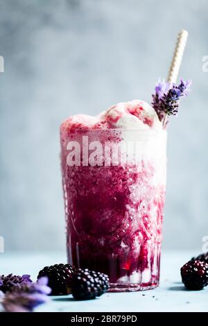 BlackBerry soda gelato galleggiante Foto Stock