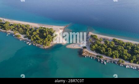 Vista aerea della spiaggia Glarokavos nella penisola Kassandra. Halkidiki, Grecia Foto Stock