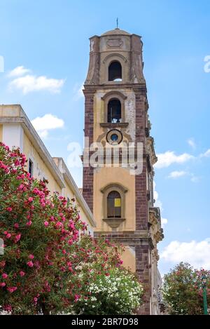 Piazza massiccia in quattro mosse dal campanile della cattedrale di Lipari, Isole Eolie, Italia Foto Stock